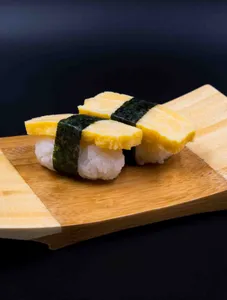 Nigiri sushi Omelette japonaise